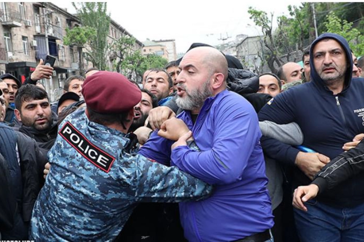 “İğtişaşlar Ermənistanın yuvarlandığı uçurumu daha da dərinləşdirəcək” — ŞƏRH