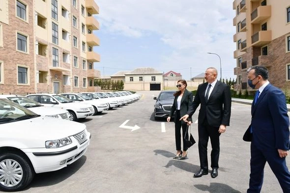 Prezident və birinci xanım yeni yaşayış kompleksinin açılışında iştirak etdilər — YENİLƏNİB Prezident və birinci xanım yeni yaşayış kompleksinin açılışında iştirak etdilər — YENİLƏNİB