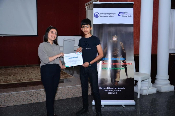 Yeniyetmə və gənclər arasında “Qəhrəmanlarını tanı” məqalə müsabiqəsi davam edir — FOTOLAR Yeniyetmə və gənclər arasında “Qəhrəmanlarını tanı” məqalə müsabiqəsi davam edir — FOTOLAR