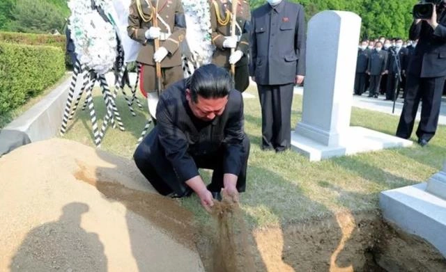 Kim Çen In sevimli generalının dəfn mərasimində — FOTO