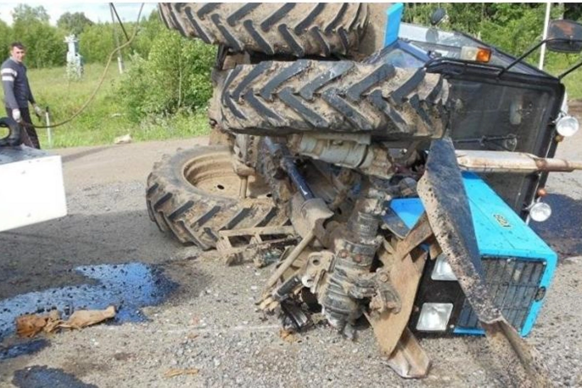 Biləsuvarda traktor aşıb, xəsarət alanlar var