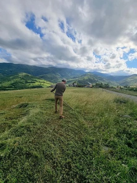 Fransa səfiri Yardımlıya getdi, ot biçdi — FOTOLAR