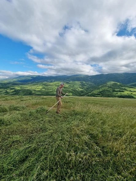 Fransa səfiri Yardımlıya getdi, ot biçdi — FOTOLAR