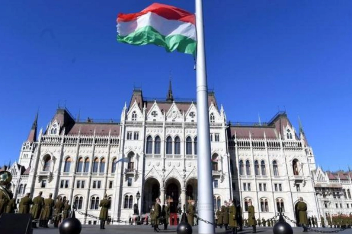 Macarıstanda fövqəladə vəziyyət elan olundu