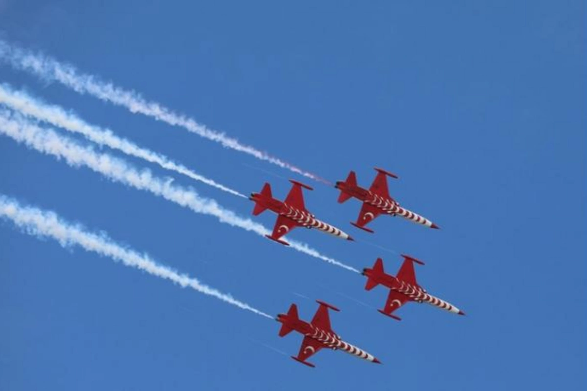 Azərbaycan və Türkiyə qırıcıları Bakı səmasında — FOTOLAR