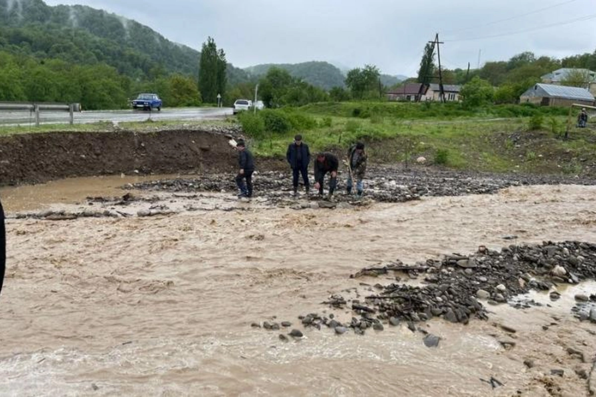 Qubada sel körpünü uçurdu, bir neçə kəndlə əlaqə kəsildi — FOTOLAR