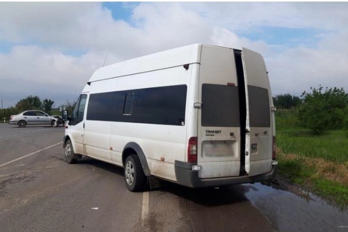 Yevlaxda sərnişin mikroavtobusu traktorla toqquşdu — 10-dan çox yaralı var