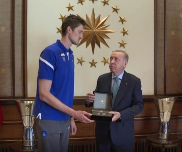 Ulduz basketbolçu öz boyu ilə Ərdoğanı təəccübləndirdi — FOTO Ulduz basketbolçu öz boyu ilə Ərdoğanı təəccübləndirdi — FOTO