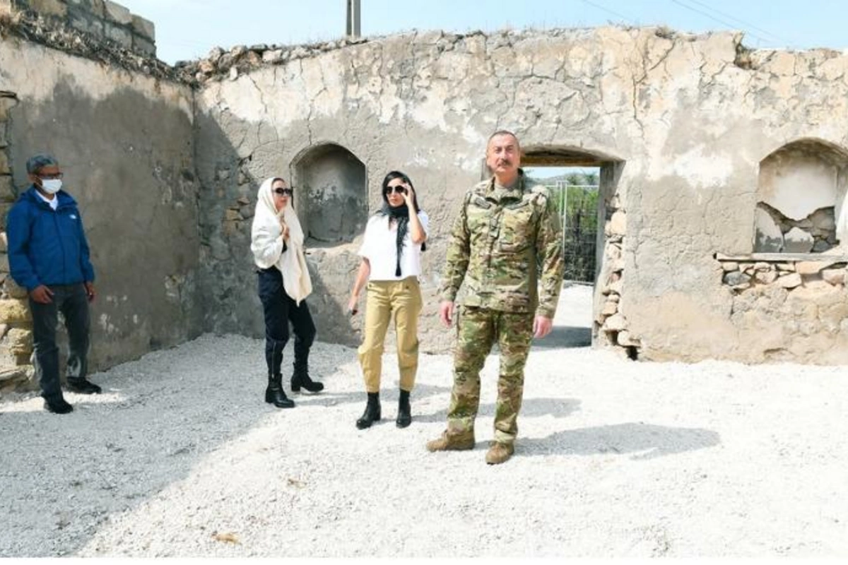 İlham Əliyev və Mehriban Əliyeva Zəngilan məscidinin tikinti işləri ilə tanış oldular