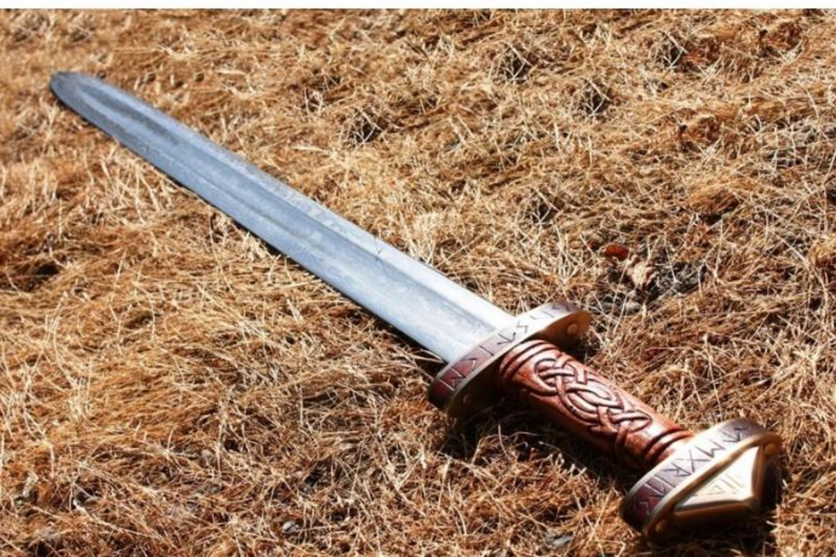 Salyanda 30 yaşlı kişiyə qılıncla xəsarət yetirildi