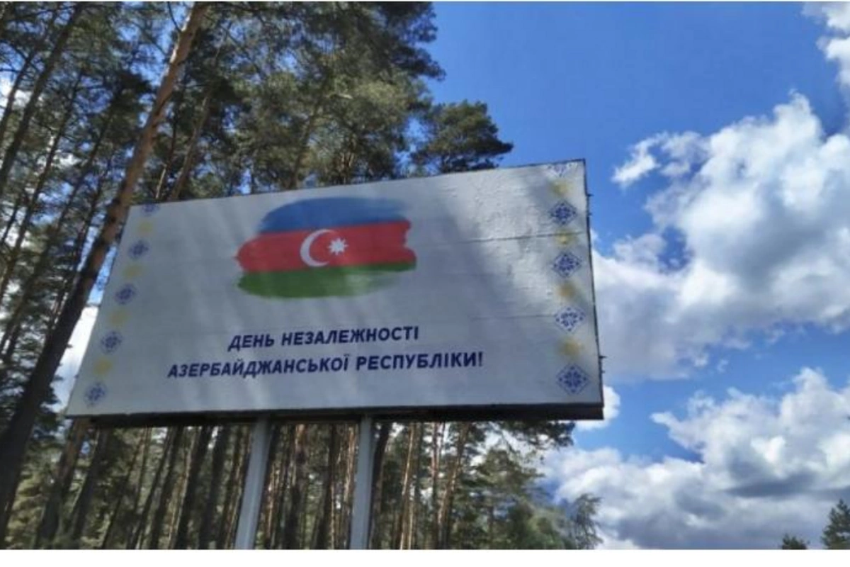 Ukraynada 28 May - Müstəqillik Günü ilə bağlı bilbordlar yerləşdirildi — FOTO