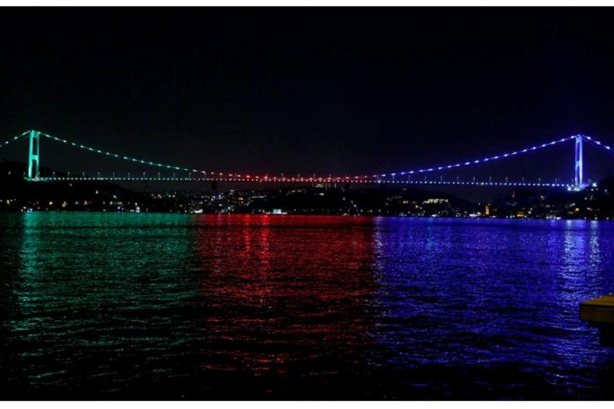 Fateh Sultan Mehmet körpüsü Azərbaycan bayrağının rənglərində — FOTO