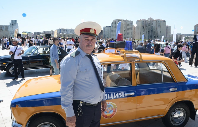Bakıda klassik avtomobillərin yürüşü oldu — FOTOLAR
