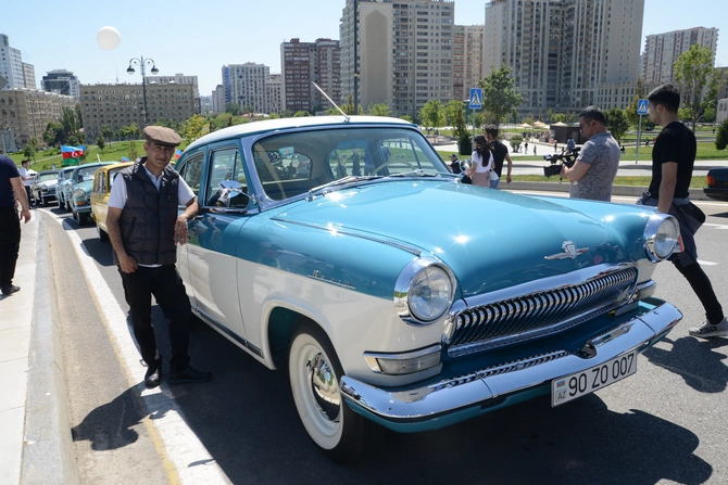 Bakıda klassik avtomobillərin yürüşü oldu — FOTOLAR