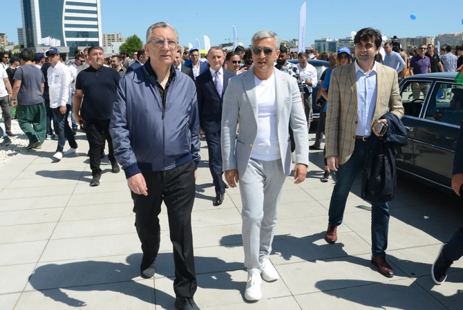 Bakıda klassik avtomobillərin yürüşü oldu — FOTOLAR