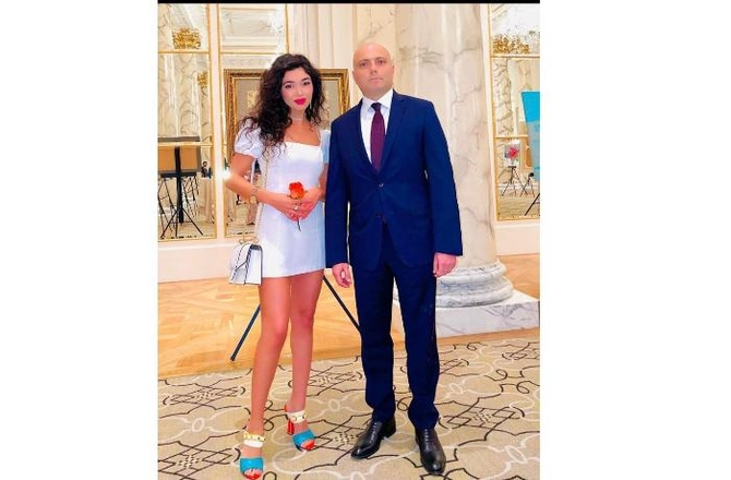 Bir modelin iki nazirlə verdiyi poz: yeni “ulduz” parlayır...