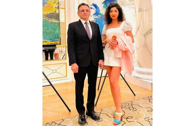 Bir modelin iki nazirlə verdiyi poz: yeni “ulduz” parlayır...