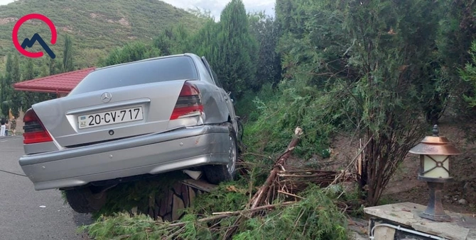 Maşın restoranın həyətinə aşdı, yaralılar var — FOTOLAR