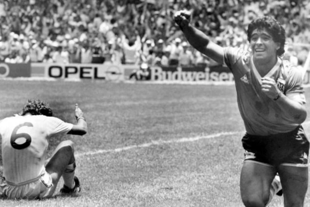 Maradonanın məşhur futbolkası rekord qiymətə satılıb