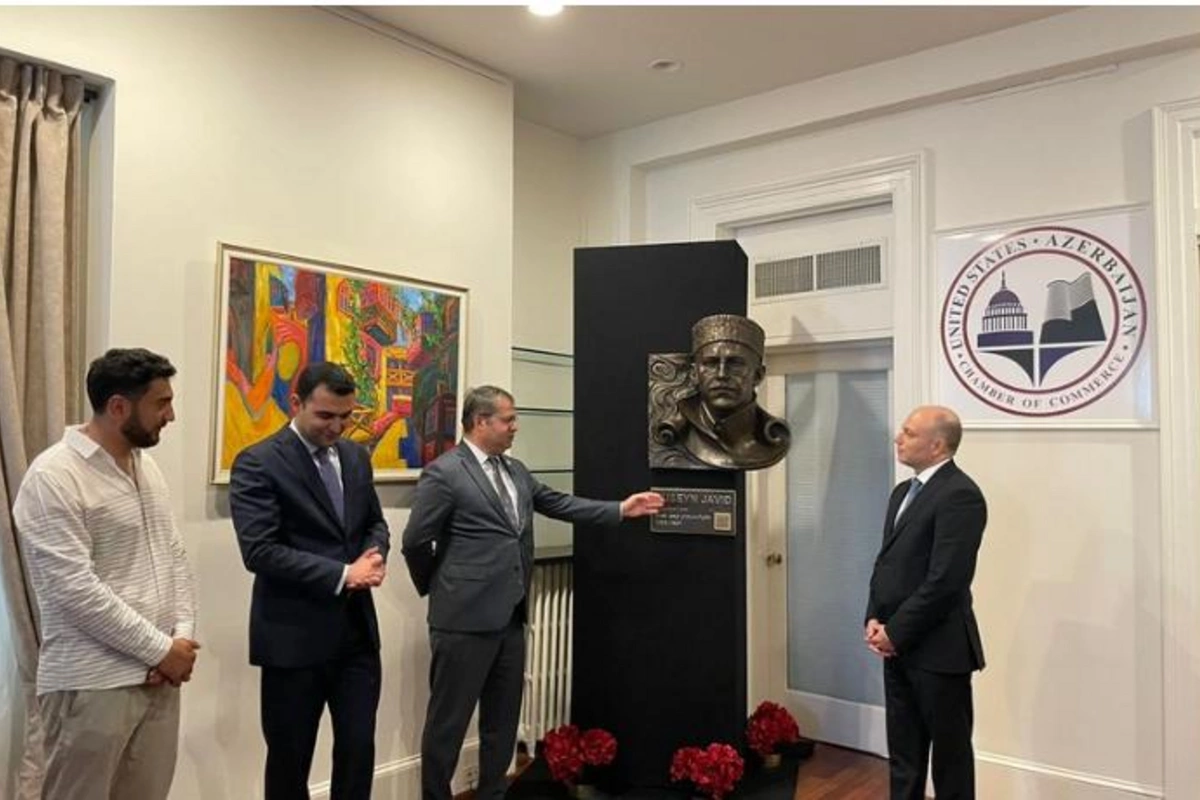 Hüseyn Cavidin büstü ABŞ-Azərbaycan Ticarət Palatasına hədiyyə olundu — FOTO