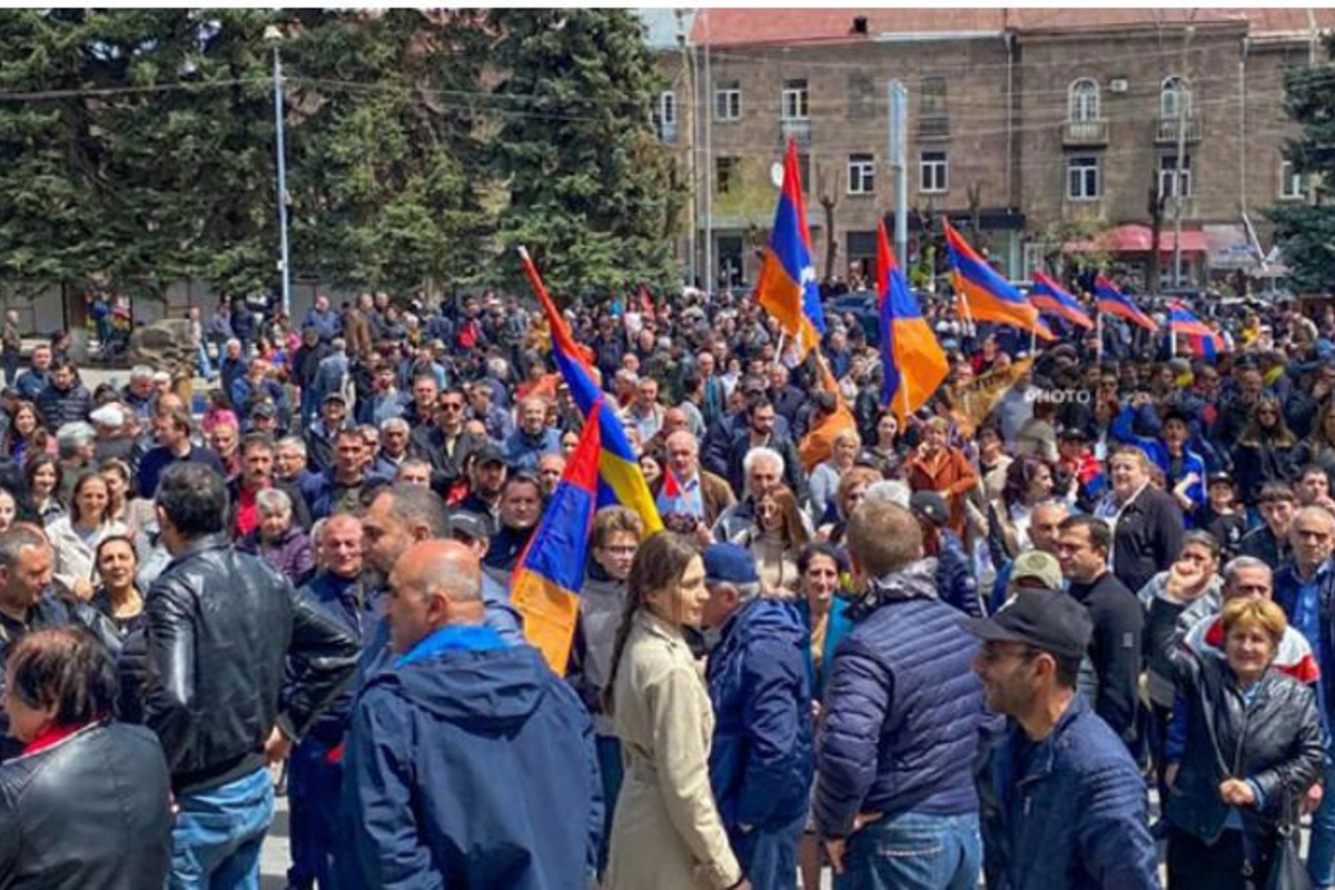 Gümrüdə Paşinyanın əleyhinə aksiya keçirilir