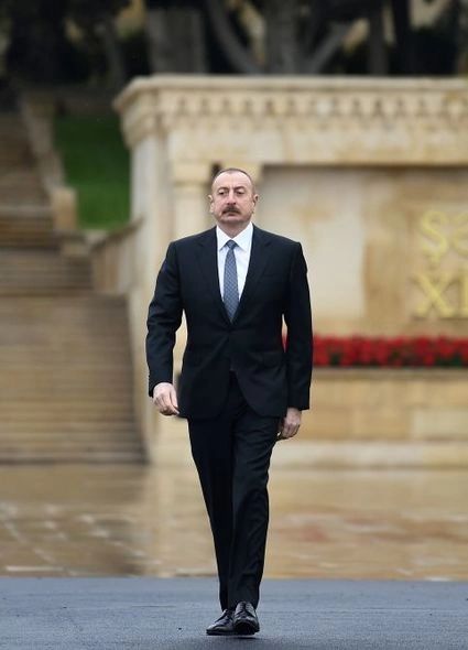 Prezident Qələbə uğrunda həlak olan Azərbaycan övladlarının xatirəsini ehtiramla andı — FOTOLAR