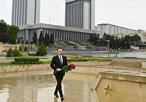 Prezident Qələbə uğrunda həlak olan Azərbaycan övladlarının xatirəsini ehtiramla andı — FOTOLAR