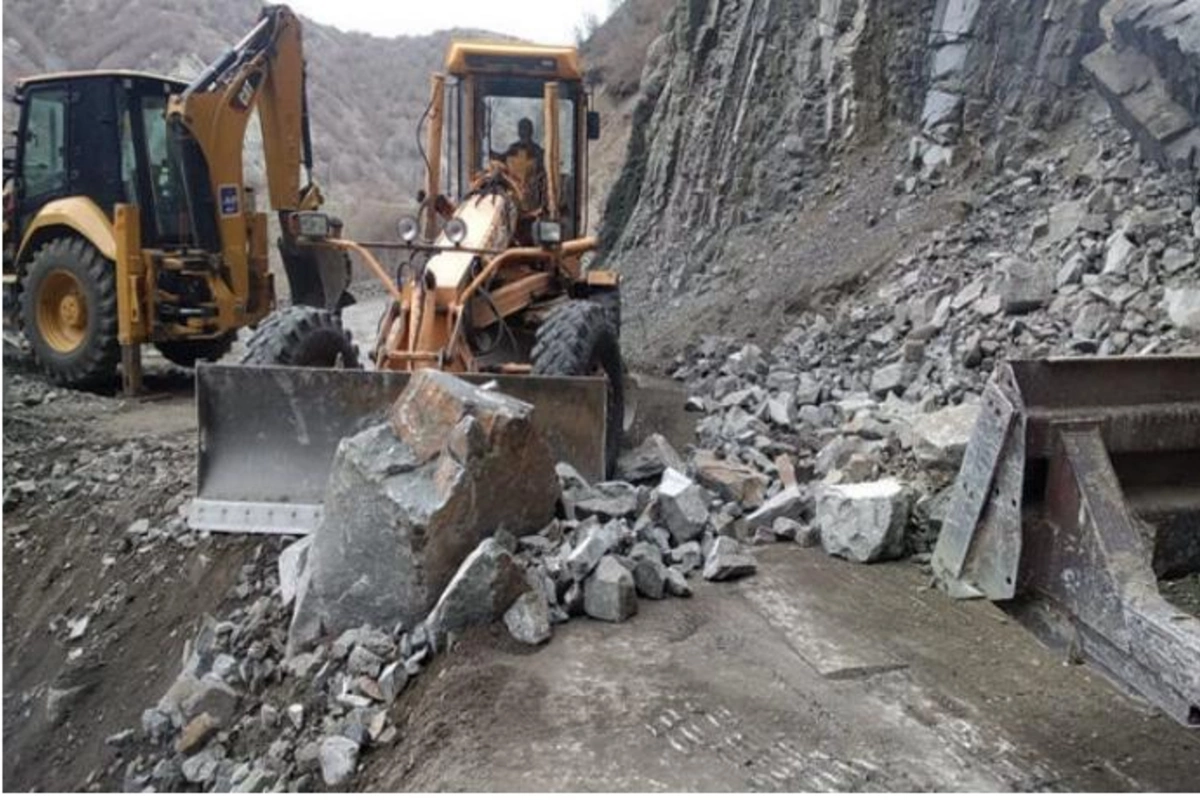 Lahıcda uçqun nəticəsində yol bağlandı