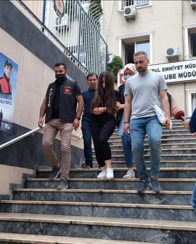 Hərbçi nişanlısını öldürən qıza 18 il həbs cəzası istənildi — FOTOLAR Hərbçi nişanlısını öldürən qıza 18 il həbs cəzası istənildi — FOTOLAR
