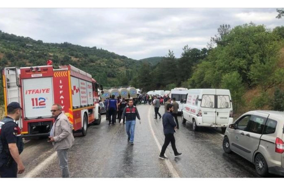 Türkiyədə mikroavtobus və yük maşını toqquşdu, ölən və yaralılar var