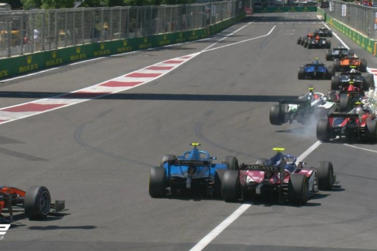 “Formula 2”: Bakıda zəncirvari qəza oldu, bolidlərdən biri alovlandı