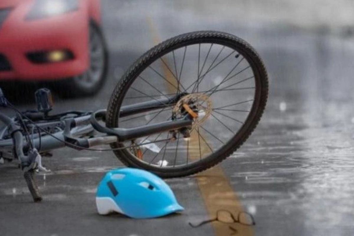 Minik avtomobili velosipedçini vurdu