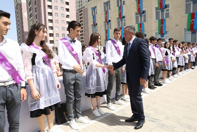 Abşeronun tam orta məktəblərində “Son zəng” tədbirləri keçirildi — FOTOLAR