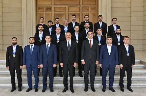 İlham Əliyev Avropa çempionatının qalibi olan milli komandamızın üzvlərini qəbul etdi — YENİLƏNİB