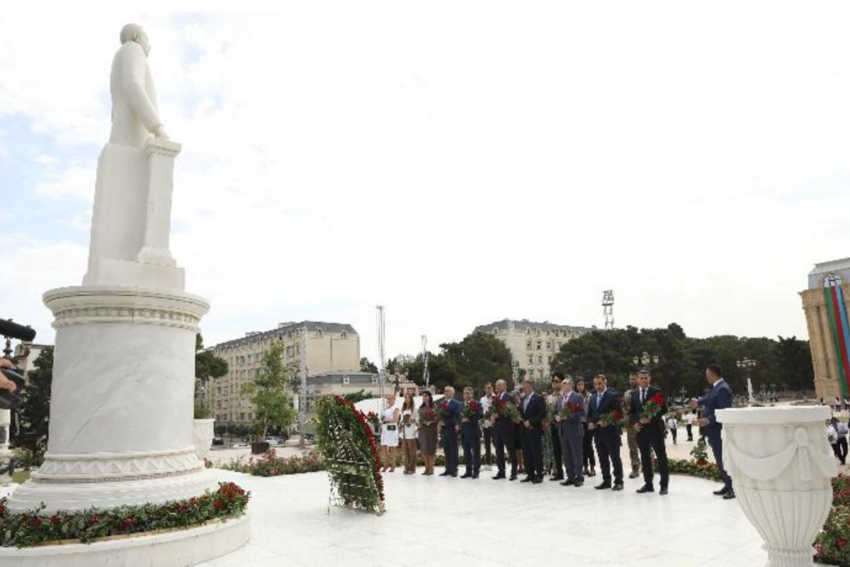 Abşeronda Milli Qurtuluş Günü ilə əlaqədar Heydər Əliyevin abidəsi ziyarət olunur — FOTOLAR