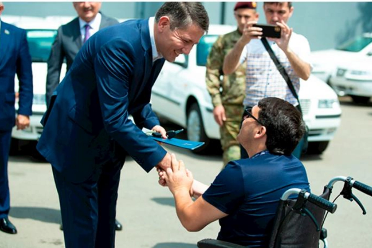 Qazi Camala da maşın hədiyyə edildi — FOTO