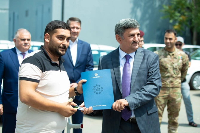 Milli Qurtuluş Günündə Vətən müharibəsi əlillərinə avtomobil verildi — FOTOLOR Milli Qurtuluş Günündə Vətən müharibəsi əlillərinə avtomobil verildi — FOTOLOR