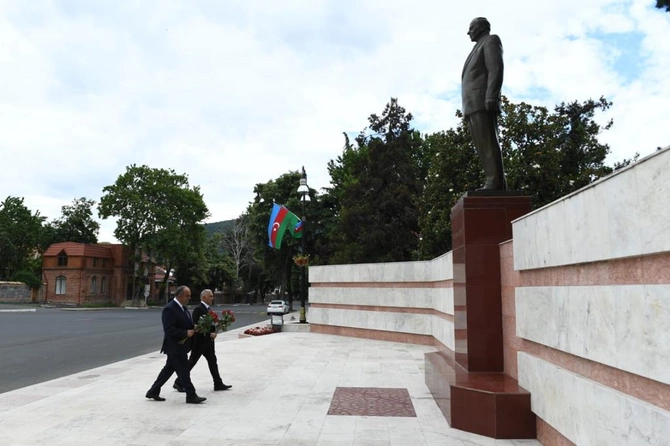 Vüqar Əhmədov Qax və Şəki rayonlarından olan vətəndaşları qəbul etdi — FOTO Vüqar Əhmədov Qax və Şəki rayonlarından olan vətəndaşları qəbul etdi — FOTO