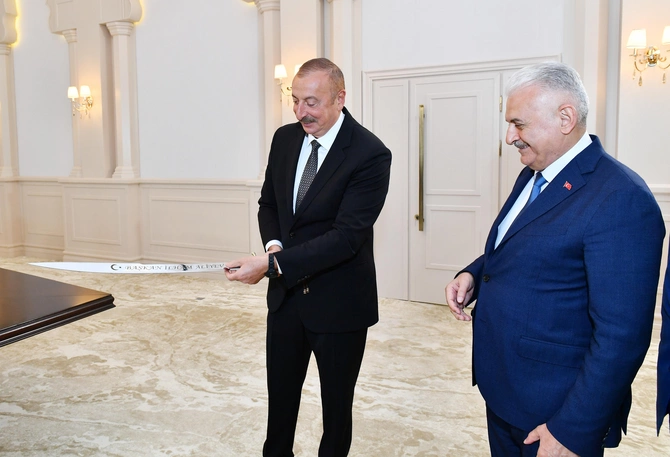 Prezidentə Fateh Sultan Mehmedin qılıncının eynisi hədiyyə olundu — FOTO