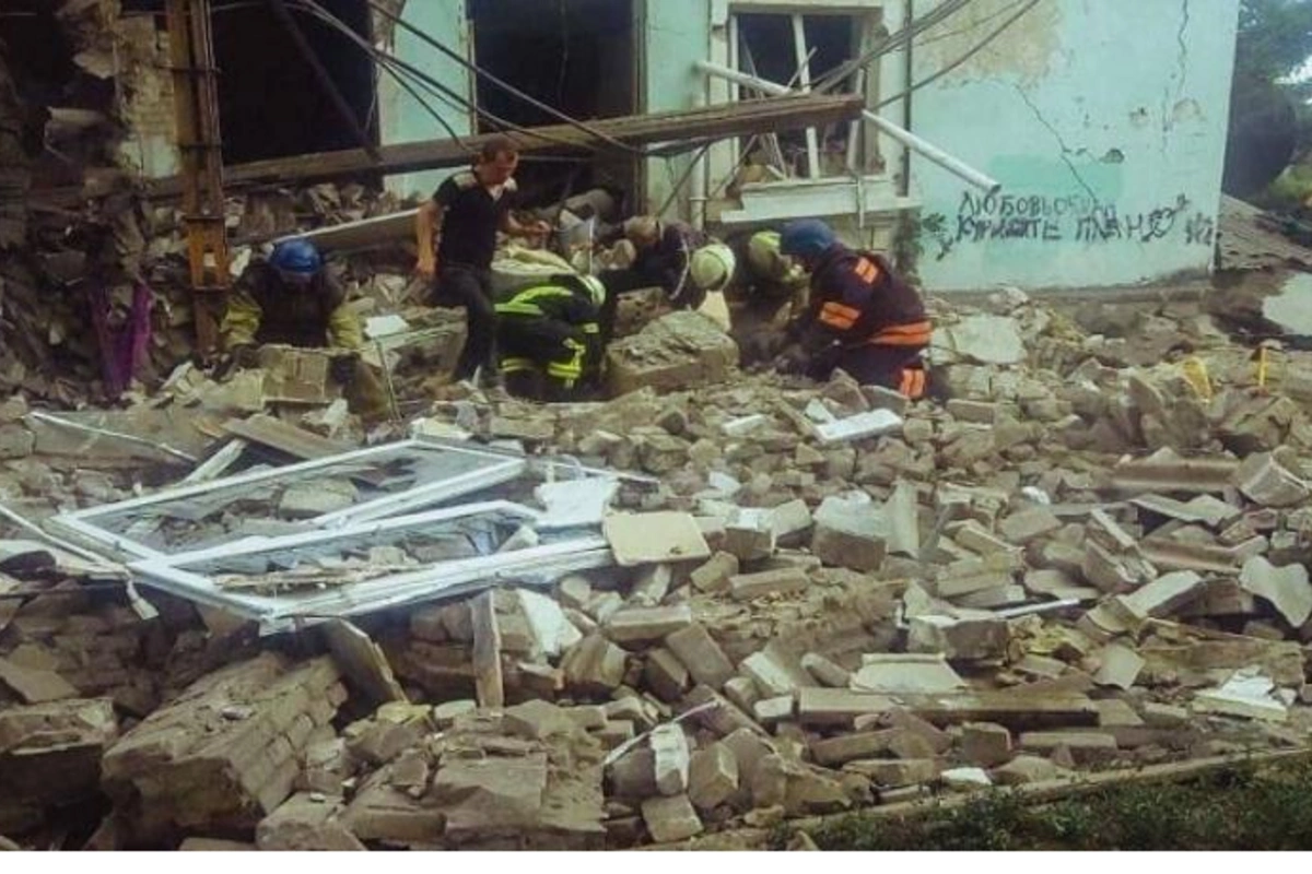 Ukraynada sakinlərin gizləndiyi bina bombalandı — ölənlər var