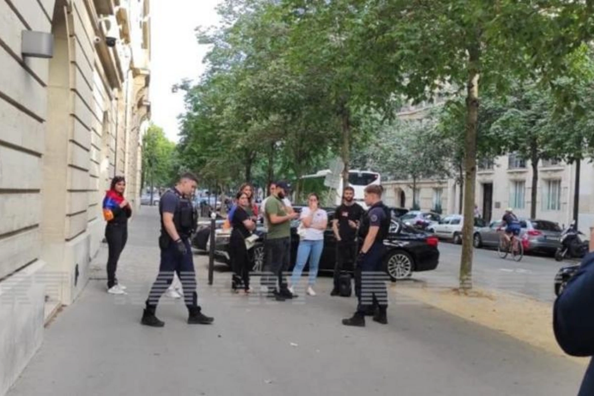 Parisdə bir qrup erməni Azərbaycanın Mədəniyyət Mərkəzinə hücum etdi, yaralılar var