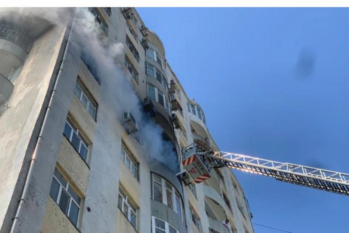 Bakıda çoxmərtəbəli yaşayış binası yandı — YENİLƏNİB