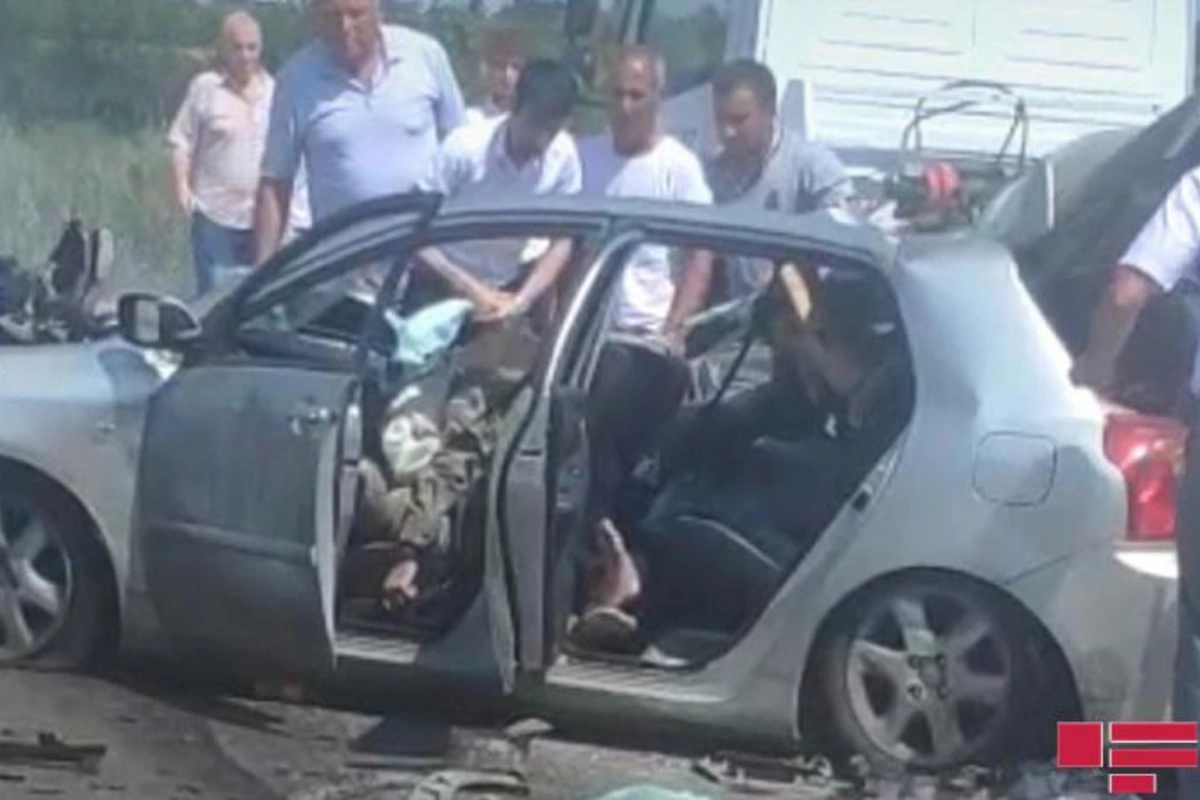 Minik avtomobili “Azpetrol”-un maşınına çırpıldı, iki hərbçimiz xəsarət aldı — FOTO