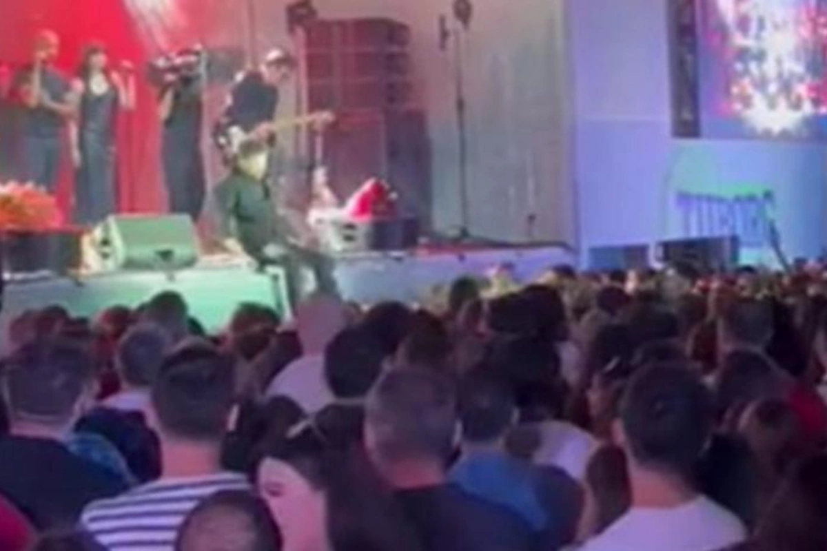 Emin Bakı konsertində halı pisləşən qıza yardım etdi — VİDEO