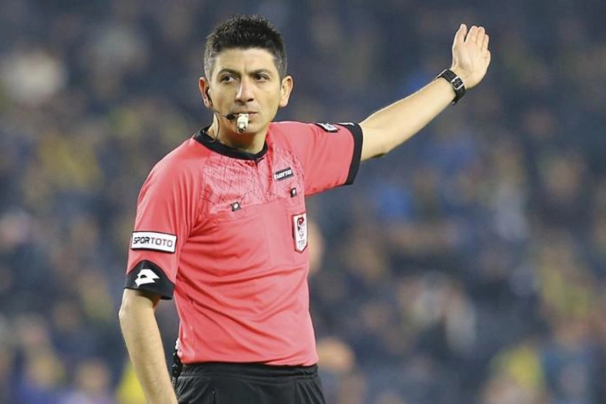 Məşhur futbol hakimi rəng korluğundan əziyyət çəkir?