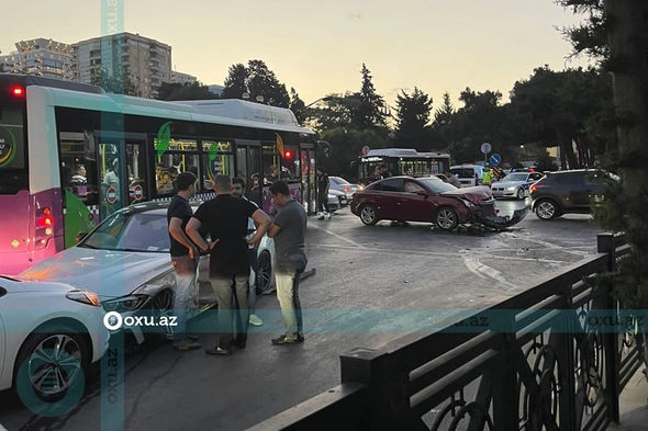 Bakıda zəncirvari qəza: Xəsarət alan var — FOTO