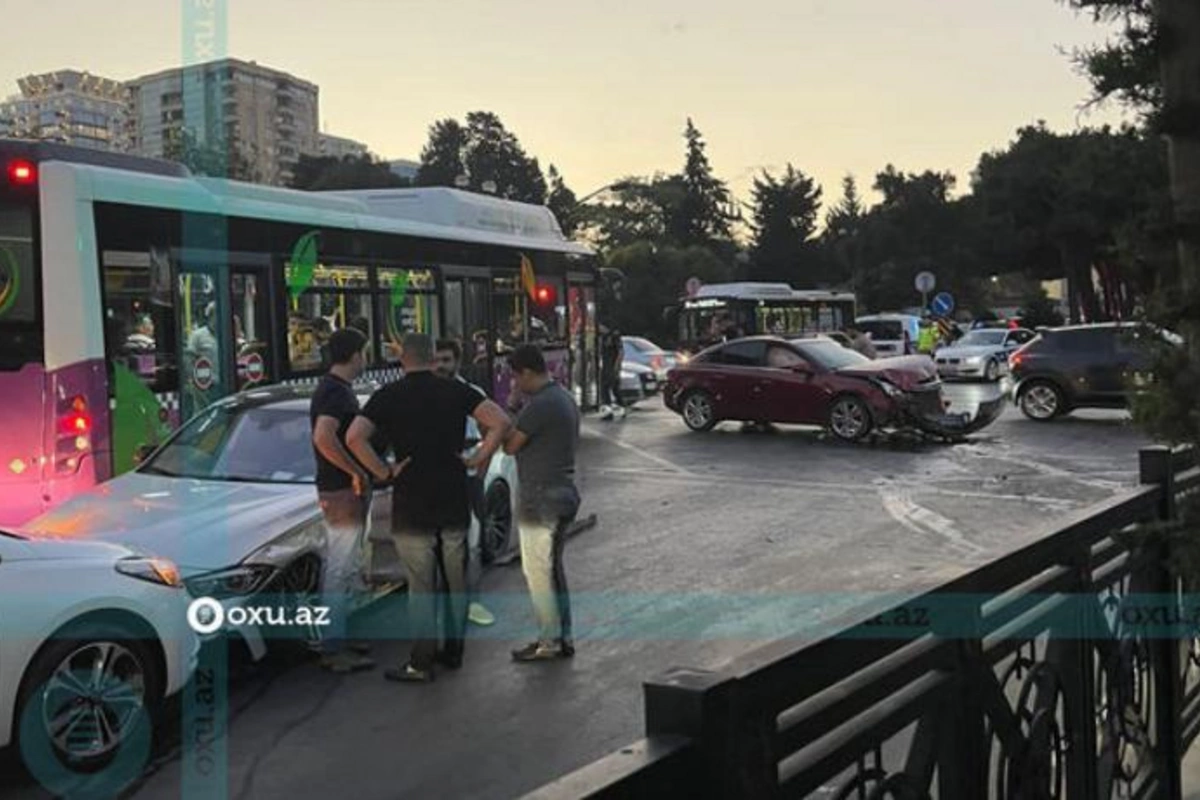 Bakıda zəncirvari qəza: Xəsarət alan var — FOTO