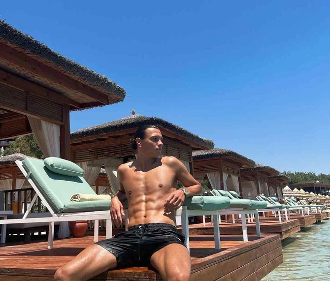 Millimizin gənc futbolçusu cazibədar sevgilisi ilə — FOTOLAR