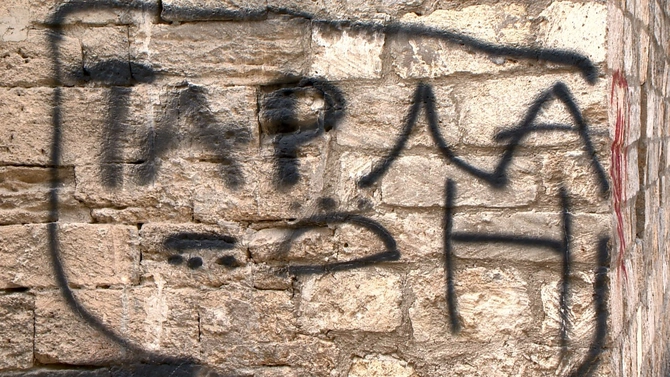 İçərişəhərdə qala divarları yazanları hansı cəzalar gözləyir? — FOTOLAR İçərişəhərdə qala divarları yazanları hansı cəzalar gözləyir? — FOTOLAR