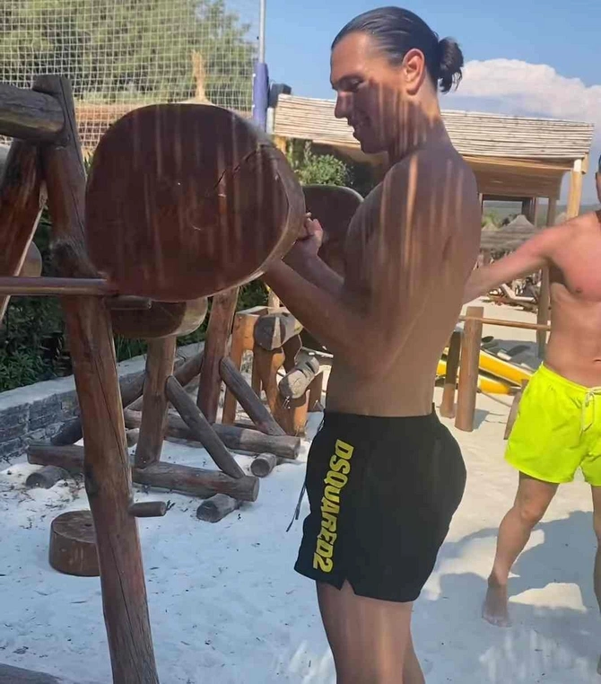 Millimizin gənc futbolçusu cazibədar sevgilisi ilə — FOTOLAR
